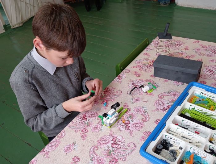 Изготовления внутреннего электронного механизма из конструктора LEGO® Education WeDo 2.0 с осью В